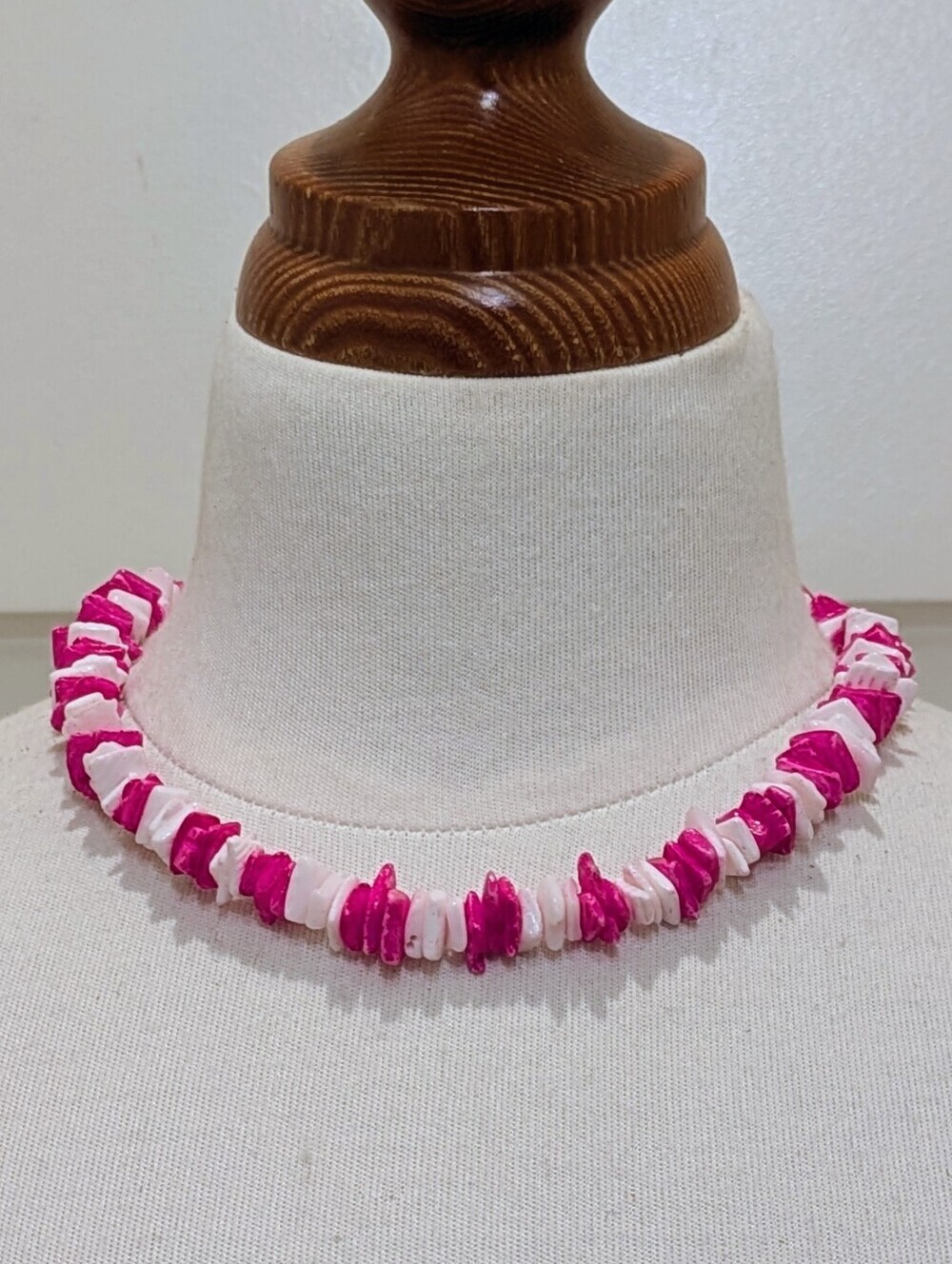 EUC 16" Y2K Hot Pink and White Puka Shell Barrel Clasp Surfer Beach Necklace